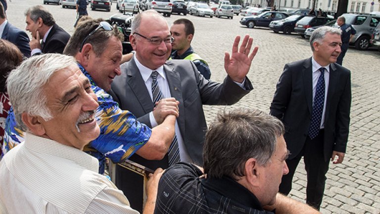 Автобуси стовариха подкрепата за властта