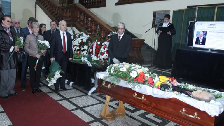 Първи се поклониха министърът на спорта Даниела Дашева и нейният съветник Емил Костадинов. Служебният министър председател Огнян Герджиков също се поклони пред Папата на щангите.