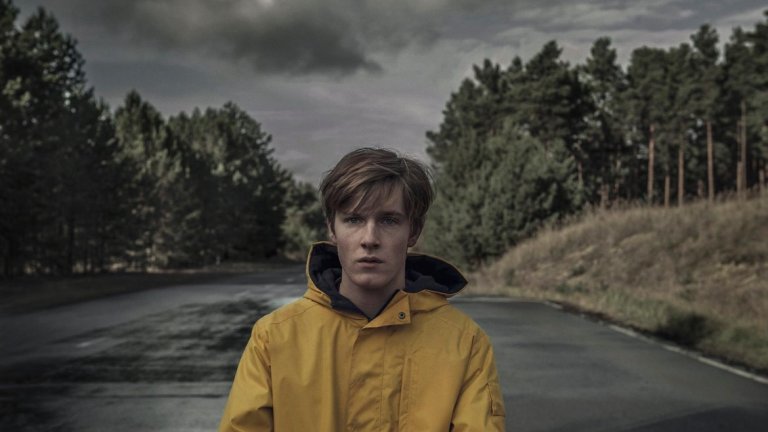 Dark
Германският сериал беше определено една от много добрите изненади на Netflix за 2017 г. Шоуто се заиграва с идеята за пътуването във времето, давайки заплетена, интересна и на моменти доста объркана история, която ще ви държи в напрежение до края на сезона. А след това ще остави в главата ви дори още повече въпроси. Всичко започва, когато малкият Микел Нилсен изчезва безследно в мината край града, оставяйки няколко семейства пред множество въпроси без отговор, а целият град започва да си търси виновници.