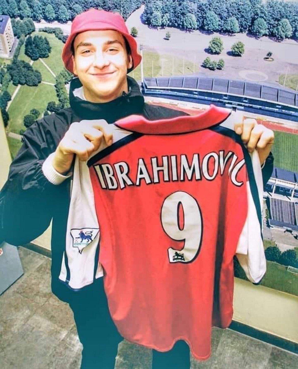 Златан Ибрахимович позира с фланелката на Арсенал, но трансферът му в Лондон така и не се осъществи.