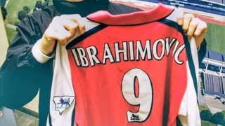 Златан Ибрахимович позира с фланелката на Арсенал, но трансферът му в Лондон така и не се осъществи.