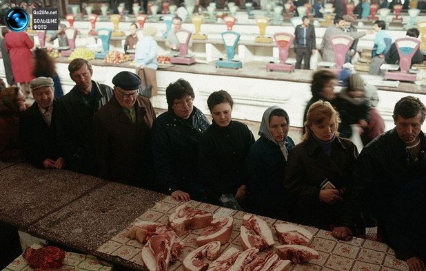 На опашка за месо пред държавния магазин в Новокузнецк, Сибир