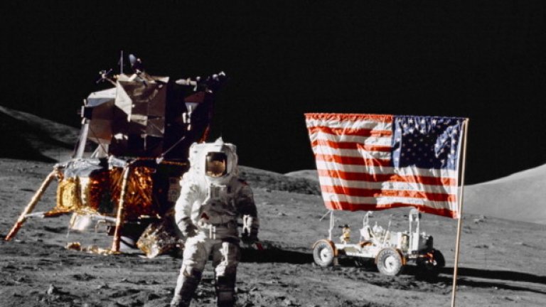 Кацането на Луната

Едно от най-важните събития в историята е гледано от 600 милиона души по телевизията. Годината е 1969. Зрителите стават свидетели на първото кацане на пилотиран кораб – американския "Аполо 11", на лунната повърхност. 

Събитието, случило се в разгара на Студената война, бележи повратна точка в хода на изследването на Космоса и дава нов тласък на технологичната надпревара между капиталистическия и социалистическия блок за овладяването на междузвездното пространство.