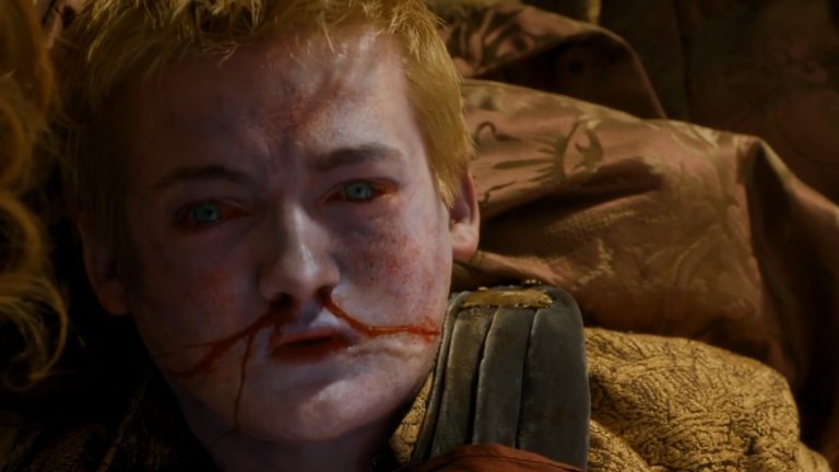 Game of Thrones
Такава галерия би била празна без сериала, който за 7 сезона успя да избие около половината от всички герои, които са представени на екран въобще. Тук имаме жестоки битки, избивания по време на сватби, отровителство, изгаряния с драконов огън и алхимически вещества, удавяния, мъчения, осакатявания (на човек почти ще му стане жал за Теон Грейджой), изнасилвания, едно смазване на глава с голи ръце и въобще пълна палитра от прояви на жестокост.