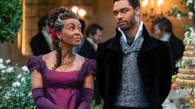 Bridgerton (Netflix) - 25 декември
Някъде на някого му е хрумнало да смеси една попроменена расово Викторианска Англия (така че да отговаря на сегашните стандарти) с Gossip Girl и това е може би най-тъпата идея за тази година. Но да видим... Благородническите кръгове в Лондон са в шок - някой току що е разпратил до всички тях писмо, в което се зарича да намери всяка възможна опозоряваща клюка за младите девици, които предстои да бъдат представени пред висшето общество, и да я разкрие пред света. Разбира се, този някой се подписва с псевдоним, а всички се опитват да разкрият коя е тази тайнствена личност, докато междувременно интригантстват помежду си. В интерес на истината, сериалът е адаптация на бестселърите на Джулия Куин. Шоурънъри са 
Шонда Раймс и Крис Ван Дусен, работили по "Анатомията на Грей". Ако по Коледа нямате други по-добри плановете, това е една тъжна алтернатива за вас.