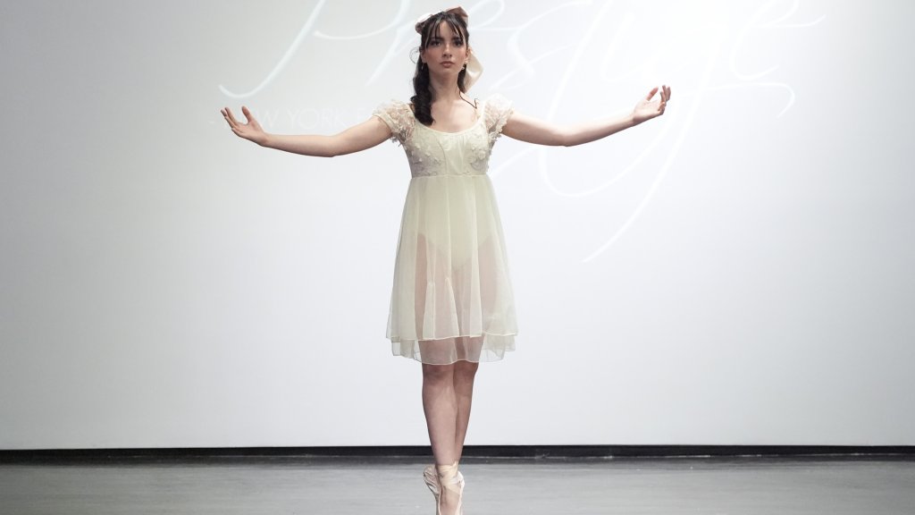Като балеринитеПодобно на бохо роклята, рокля като на балерините навява асоциации за лекота, ефирност и нежност. В по-топлите пролетни дни и стилизирана правилно, такава рокля може да се носи дори и в офиса с равни обувки или платформи. Извън работа тя може да е по-прозрачна и предизвикателна или с по-пищна пачка-пола.
