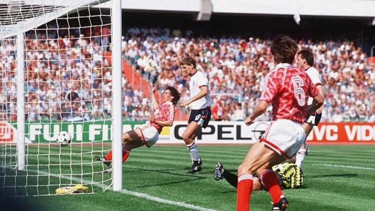 6. Англия - СССР 1:3, групова фаза на Евро 1988, 1988 г.
Англия вече е отпаднала от турнира, когато се изправя срещу руснаците, но всички на Острова искат достойно представяне. "Трите лъва" обаче не могат да се противопоставят на Сборная.