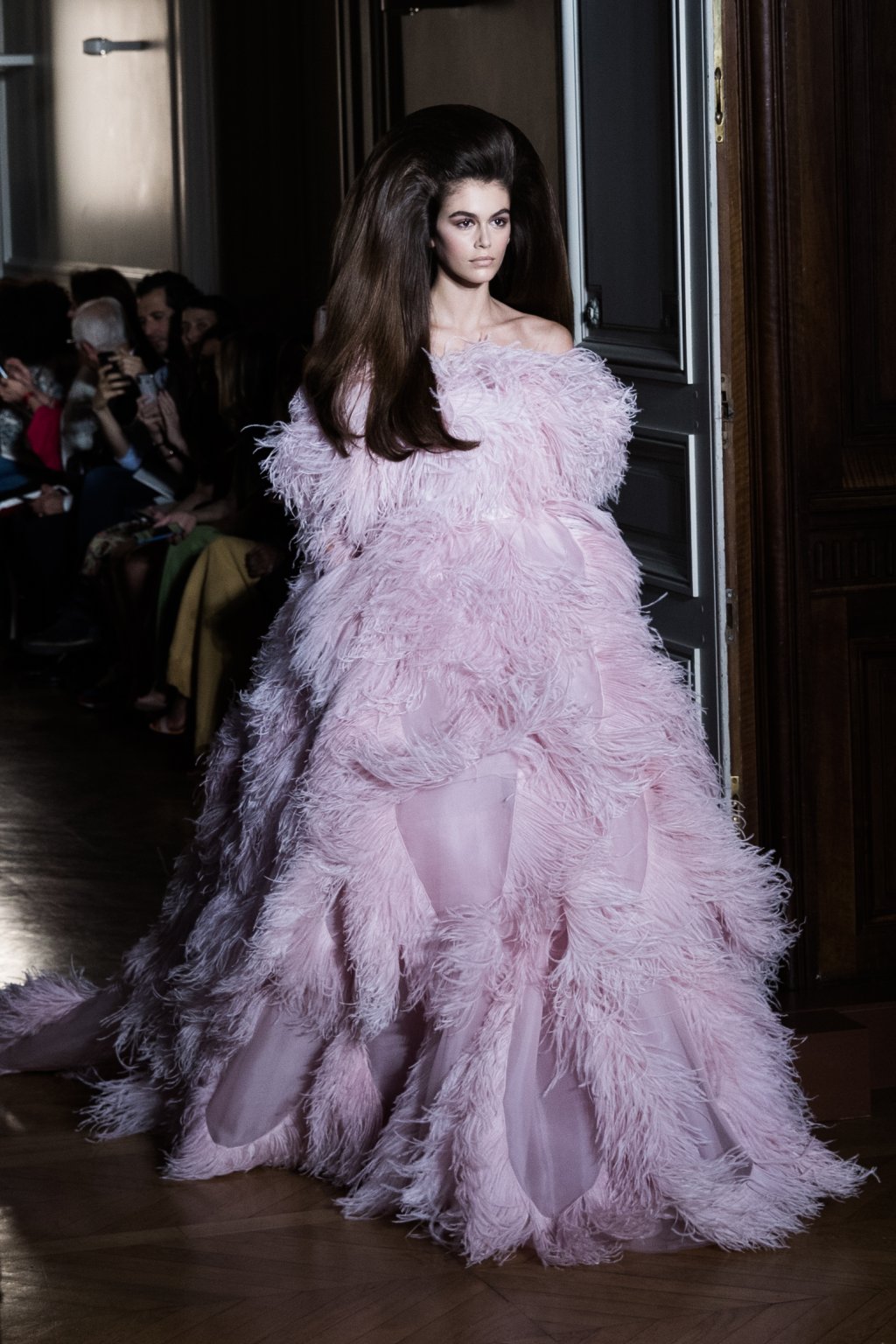 Кая Гербер в рокля от розови пера