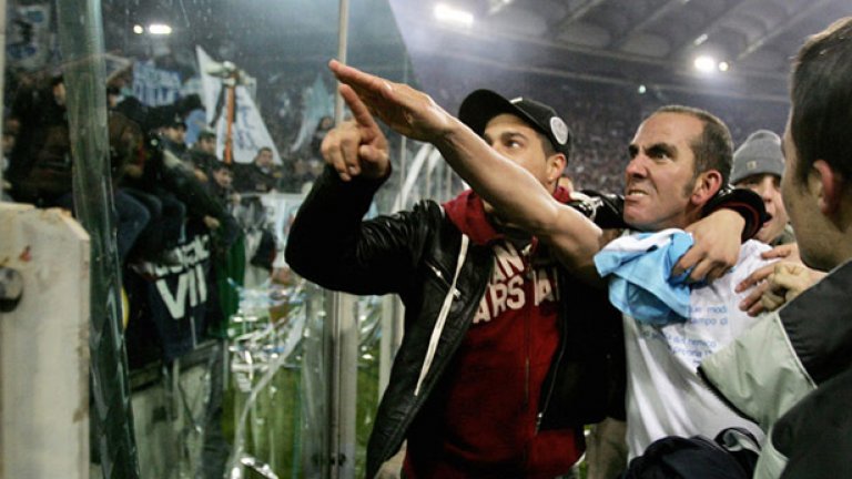Паоло Ди Канио зарадва крайните фенове на Лацио с нацистки жест през 2006 г., след който се оказа глобен и със спрени права