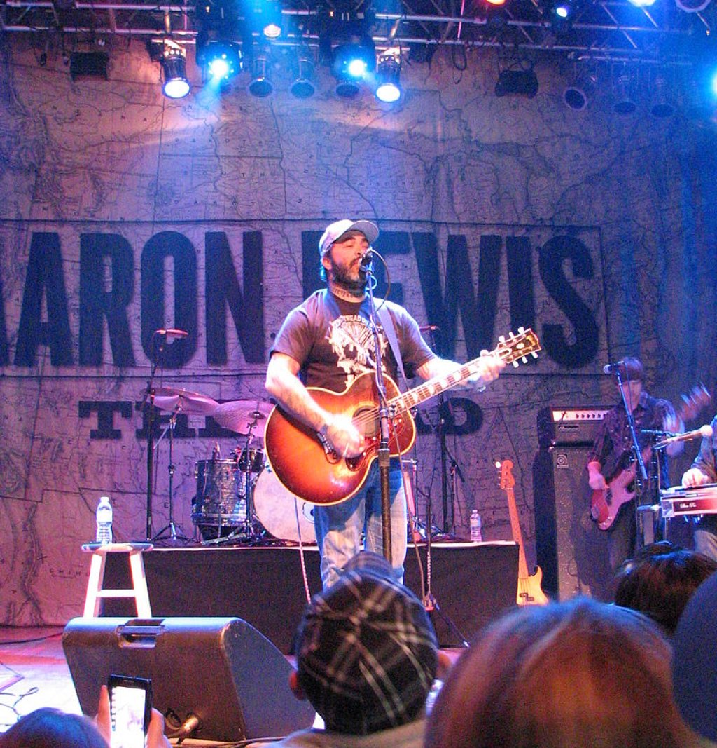 800px-Aaron_Lewis_2013