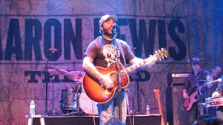 800px-Aaron_Lewis_2013