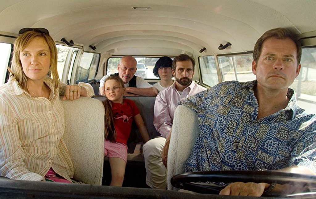 Мис Слънчице: Независимият филм на 2006-а, който плени всички и донесе 2 Оскара и общо 4 номинации на своите създатели, е прекрасна траги-комедия, която може да гледате това лято. Абигейл Бреслин, която по онова време е на 9 години, прави най-доброто си и