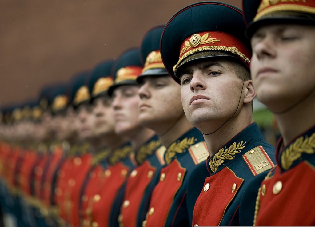 Russian_honor_guard_at_Tomb_of_the_Unknown_Soldier,_Alexander_Garden_welcomes_Michael_G._Mullen_2009-06-26_2