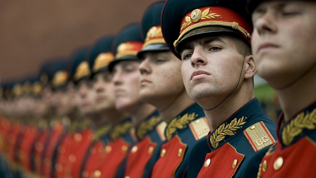 Russian_honor_guard_at_Tomb_of_the_Unknown_Soldier,_Alexander_Garden_welcomes_Michael_G._Mullen_2009-06-26_2