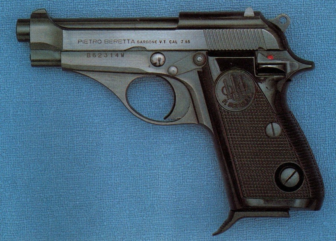 Beretta 70 (на снимката с по-голям калибър) - едно от любимите оръжия на Мосад