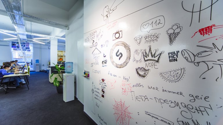 Цветна или бяла, пишеш, триеш, после отначало. Що е то?