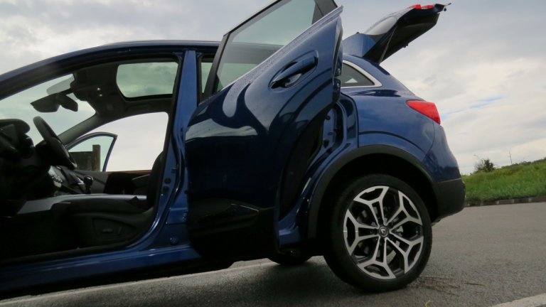 Разходът не се е променил спрямо предшния модел: извън града отново получаваме 7 на 100, което е доста приличен резултат за тези размери.