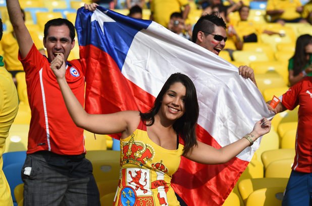 Испанка е обсадена от чилийци преди мача на двата отбора. Няма вражда, всичко е купон.