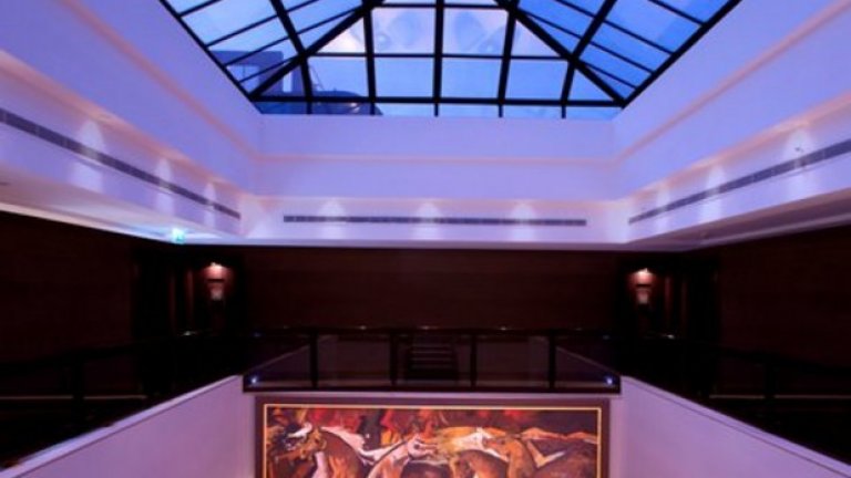 Capital Club
Този елитен клуб е разположен в центъра на финансовия квартал на Дубай и се гордее с това, че е бил мястото, където са подписани много глобални бизнес-сделки. Сред най-поразителните характеристики на Capital Club е терасата "Гейт Вилидж", която осигурява фантастичен изглед към Бурж Халифа и позволява на членовете да провеждат срещи в по-неангажираща обстановка.
Кандидатстването за членство е по стандартна процедура - само с покани, и с препоръки от двама членове. Финансовите аспекти на членството обаче не се разкриват, така че можете да използвате въображението си, когато става дума за цената на този разкошен бизнес-клуб в Обединените Арабски Емирства. Capital Club е и част от гигантска мрежа, съставена от над 250 други частни институции, което означава, че ползите в международен план, след като веднъж станете член, са наистина безгранични