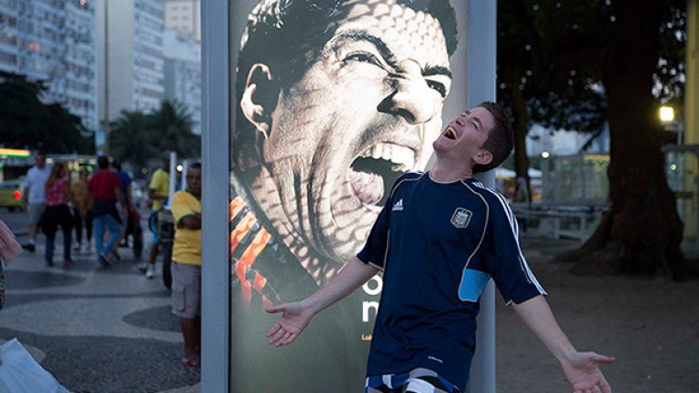 Чудовище Суарес хапе фенове на Копакабана