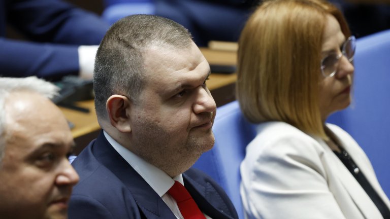 Когато трябва да слушаш глупости от трибуната.