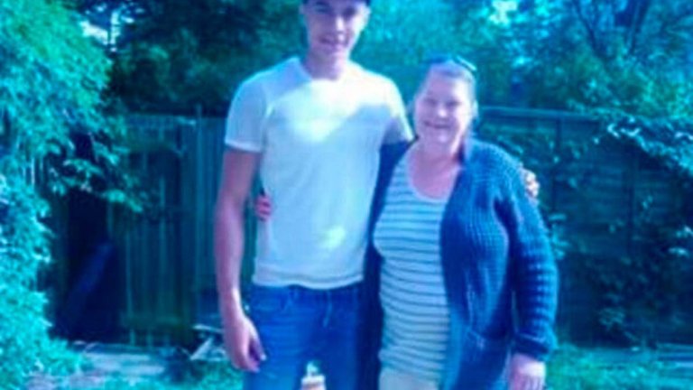 Родителите му са английска алкохоличка и нигерийски милионер, а животът на Деле Али е драма. От тежките!