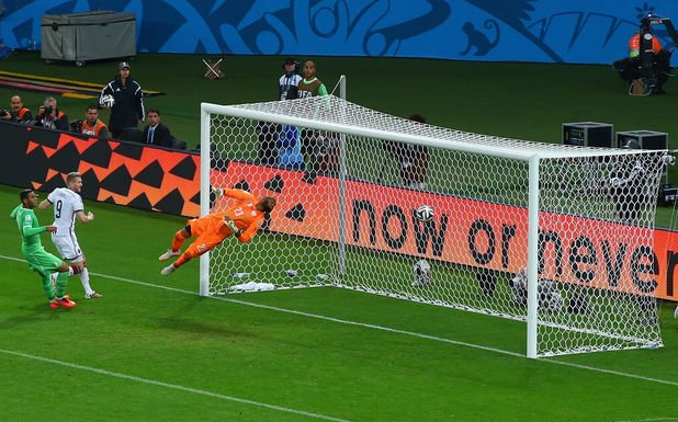 Късметлийският удар на Андре Шюрле с неопределена част на крака донесе първия гол срещу Алжирската стена.