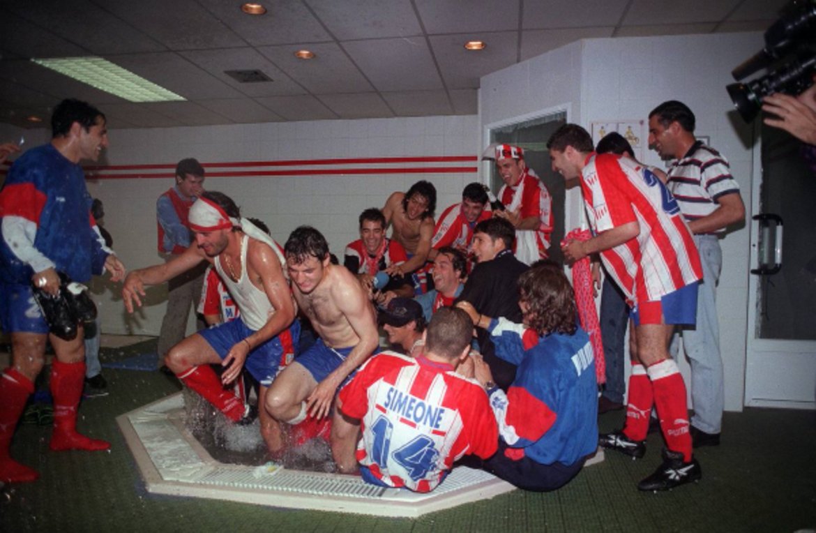 1996-а - Любо Пенев и останалите звезди на Атлетико Мадрид празнуват спечелването на титлата на Испания.