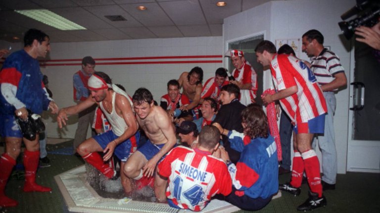 1996-а - Любо Пенев и останалите звезди на Атлетико Мадрид празнуват спечелването на титлата на Испания.