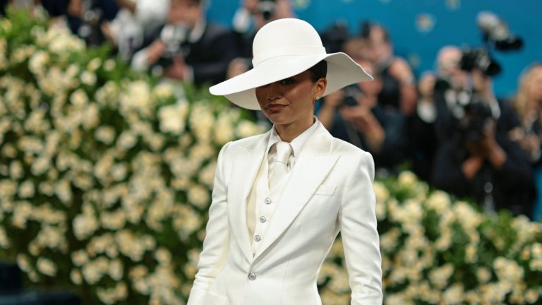 Зендая отново блесна с елегантност и бял костюм на Louis Vuitton в три части, съчетан бяла копринена вратовръзка и широкопола шапка от филц.