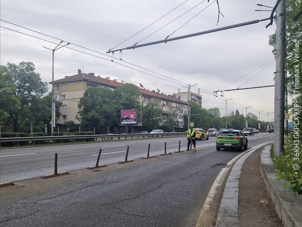 През последните дни е било извършено ръчно почистване на наноси от кал и прах, миене на улиците с автоцистерни, както и цялостна уборка на ключови участъци от трасето, по което ще преминат състезателите и гостите на събитието.