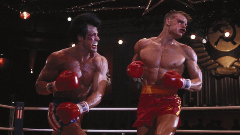 "Роки 4" (Rocky IV, 1985 г.)
И след предното качествено предложение, завършваме с един от по-лошите примери. Съревнованието между САЩ и СССР се прехвърля и на боксовия ринг, където Роки Балбоа (Силвестър Сталоун) трябва да са изправи срещу съветската машина Иван Драго (Долф Лундгрен). Но преди това Драго ще премине през някогашния опонент, а след това приятел на Роки - Аполо Крийд. В крайна сметка с юмруците си Роки не само брани американската гордност, но взима, че допринася и за световния мир. Толкова за една от определено по-слабите части на боксовия франчайз.