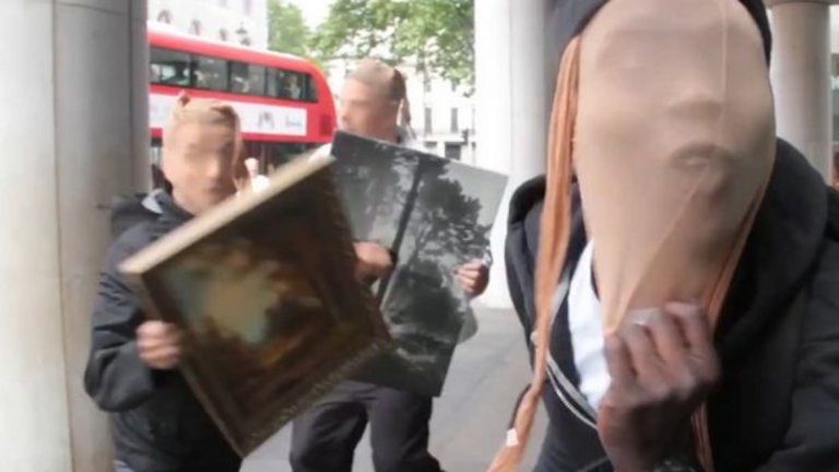 Клипът от 2015 г. показва как мъже, маскирани с чорапогащници, се опитват да "откраднат" фалшиви картини от една от най-посещаваните галерии в Лондон