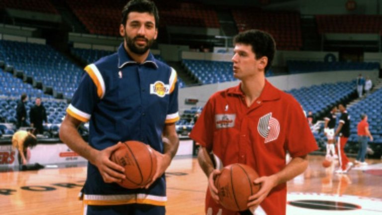 10. „Някога братя“ История за баскетбол и изгубеното приятелство. Владе Дивац и Дражен Петрович играят заедно за националния тим на Югославия, с който печелят сребърните медали на олимпиадата през 1988 г. Така си проправят път към Националната баскетболна асоциация на САЩ, където се подкрепят като братя в ранните години на професионалната им кариера отвъд Океана. Но всичко се разпада. След като националният отбор на Югославия печели златните медали през 1990 г. на световното първенство в Буенос Айрес, привърженик излиза на игрището с хърватското знаме, а Дивац го избутва със сила извън полето, което е краят. Гражданската война и действията на Дивац са разрушителни за връзката между сърбина и хърватина.