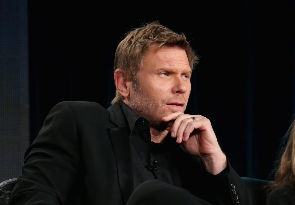 Марк Пелегрино (Луцифер)
Актьорът зад екранния Луцифер има богат опит с ролите на злодеи в шоута като “Декстър”, “Изгубени” и други. В момента играе с Джеф Даниелс в криминалния драматичен сериал American Rust, започнал през 2021 г. Ще има поява и във филма Beverly Hills Cop: Axel F, в който Еди Мърфи ще се завърне към ролята на Ченгето от Бевърли хилс. Има и канал в YouTube, където коментира теми от областта на философията и психологията.