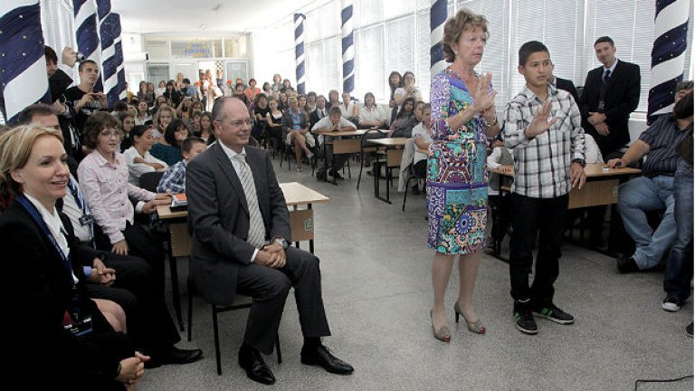Преди днешния журналистически фарс, еврокомисар Крус посети българско училище.