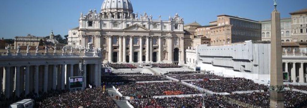 gty_pope_benedict_st_peters_square_ssmain_lpl_130227_wmain