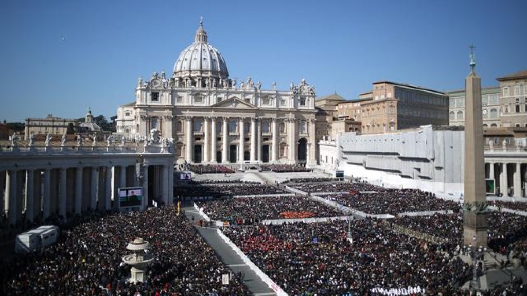 gty_pope_benedict_st_peters_square_ssmain_lpl_130227_wmain