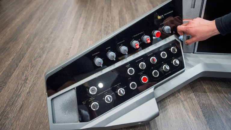 Панелът на водача, преди да е  монтиран