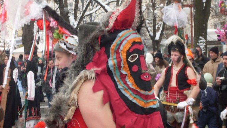 Маски, вино и кебапчета