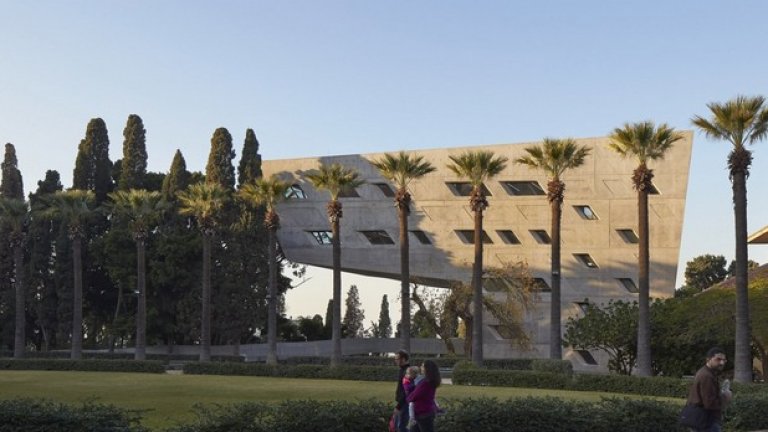 Сградата на институт "Иссам Фарс" e част от Американския университет в Бехрут, Ливан