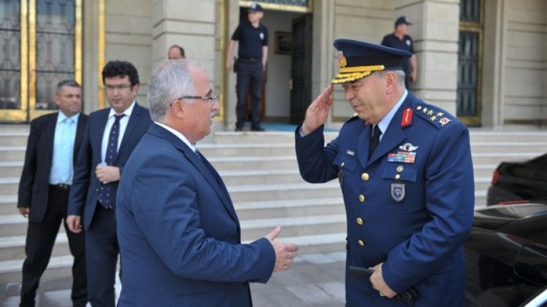 Генерал Абидин Юнал ръководи турските ВВС от август 2015 г.