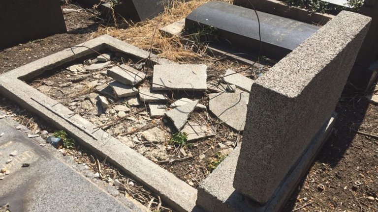 Вандали оскверниха еврейските гробища в София