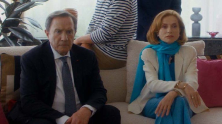 „Най-богата жена на света” 
 
Мариан (Изабел Юпер) е богата наследница на козметична империя, която разполага с пари и влияние, но не и с човек, с когото да ги сподели. Отношенията с дъщеря ѝ Фредерик са дистанцирани и студени, а социалният ѝ кръг се стреми само да се възползва от нея. 
Затова когато Мариан среща харизматичния фотограф Пиер-Ален вярва, че най-накрая си е намерила постоянна компания. Служителите на наследницата обаче се съмняват, че намеренията на фотографа са напълно чисти.