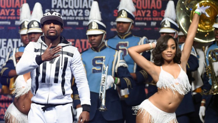 Мейуедър се появи по Мейуедърски - с гръм и трясък, танцов състав, мажоретки и водещи, като на шоу.