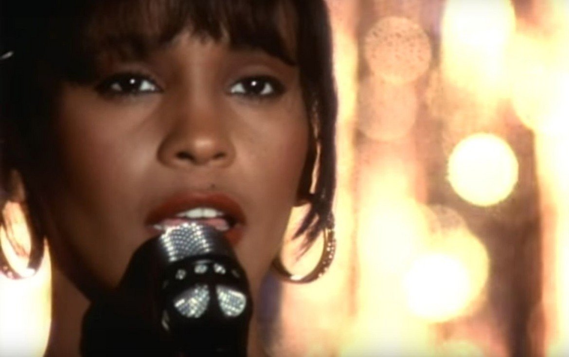 4. Whitney Houston - I will always love you

Една песен е безспорен хит, щом е успяла 14 седмици да остане на първо място в класацията Billboard Top 100. В случая дори не става дума за оригинална песен - "I will always love you" е изпята за пръв път от Доли Партън през 1973-а. Тя е последвана от Лиза Ронстад няколко години по-късно като именно нейната версия актьорът Кевин Костнър пуска на екранната си партньорка във филма "Бодигард". Така се стига до записа на кавъра, който отдавна вече е засенчил предните версии, че донякъде и самия филм.