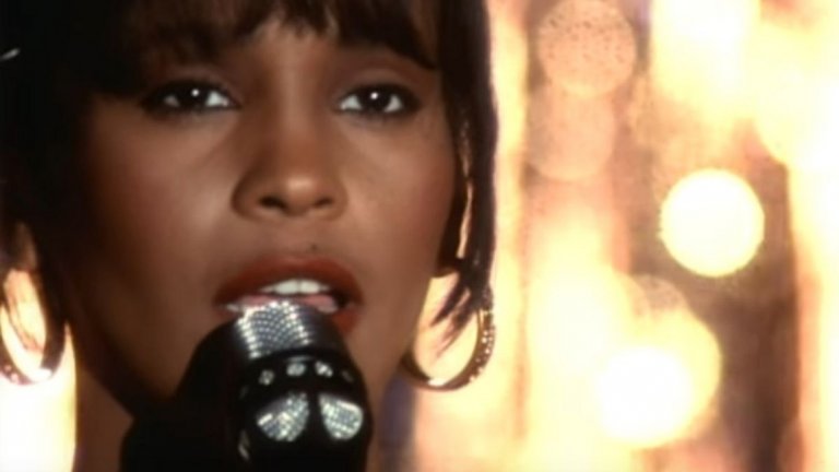 4. Whitney Houston - I will always love you

Една песен е безспорен хит, щом е успяла 14 седмици да остане на първо място в класацията Billboard Top 100. В случая дори не става дума за оригинална песен - "I will always love you" е изпята за пръв път от Доли Партън през 1973-а. Тя е последвана от Лиза Ронстад няколко години по-късно като именно нейната версия актьорът Кевин Костнър пуска на екранната си партньорка във филма "Бодигард". Така се стига до записа на кавъра, който отдавна вече е засенчил предните версии, че донякъде и самия филм.