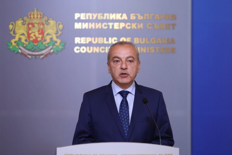 Новият служебен премиер - Гълъб Донев, който във всички служебни правителства, излъчени от Румен Радев до момента, заемаше поста на служебен министър на труда и социалната политика.