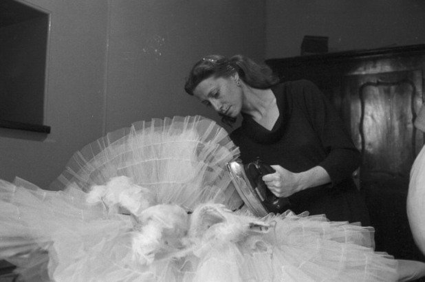 Мая Плисецкая

Световноизвестната балерина почина през май на 89 г. Като прима балерина и балетмайстор на "Болшой театър" записва незабравими роли: Одета-Одилия в "Лебедово езеро", Аврора в "Спящата красавица", Кармен и др. Слиза от сцена на 65-годишна възраст, но и след това участва в концерти и води майсторски класове в продължение на години.