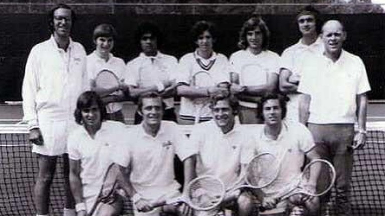 Джими Конърс и Харун Рахим (първият и вторият отзад от ляво надясно) с отбора на UCLA през 1971 г.